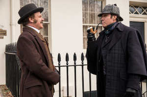 Sherlock Holmes con su atuendo tpico junto a Watson