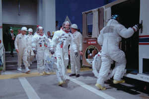Los miembros de la misin Apolo 11 subiendo al cohete Saturno V