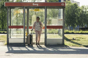 Britt-Marie en la parada de autobs de Borg, su domicilio durante unas semanas