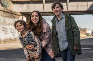 Clara (Zoe Kazan) con sus dos hijos