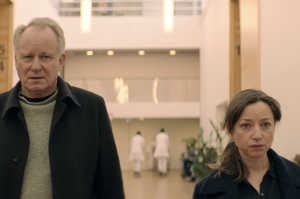 Tomas (Stellan Skarsgrd) junto a Anja (Andrea Brin Hovig), su pareja, en el hospital