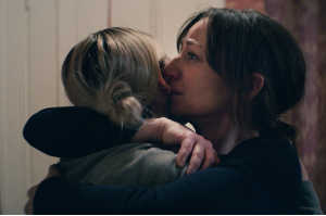 Anja se funde en un abrazo con su hija Julie (Elli Rhiannon Mller Osbourne