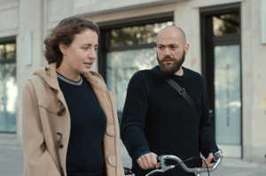Astrid (Maren Eggert) junto a Jorge (el realizador serbio Dane Komljen)