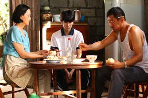 Yaojun, Liyun y Xing Liu (Roy Wang) su hijo apotado