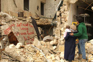 La familia de Sama observa los destrozos causados por los bombardeos de Bashar al-sad