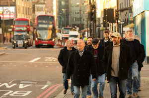 Jim (James Purefoy) con sus amigos y compaeros de banda paseando por Londres