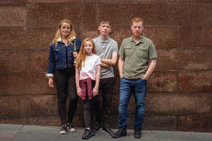 De izquierda a derecha: Abby (Debbie Honeywood), Liza (Jane), Seb (Rhys Stone) y Ricky (Kris Hitchen)