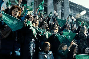 Manifestacin de pauelos verdes favorable a despenalizar el aborto en Argentina