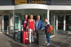 La familia de Philippe (Christian Clavier) a su llegada al aeropuerto de Ibiza