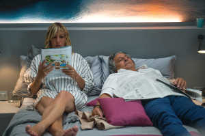 Philippe (Christian Clavier) y su mujer, Carole (Mathilde Seigner), descansando en el hotel ibicenco