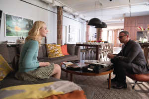 Ashleigh Enright (Elle Fanning) entrevistando al cineasta Roland Pollard (Liev Schreiber)
