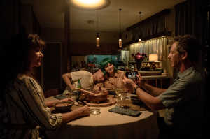 Milla (Eliza Scanlen) presenta  a Moses (Toby Wallace) a su familia