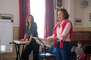 Kate (Kristin Scott Thomas) en primer plano junto a Lisa (Sharon Horgan) comenzando una clase de msica