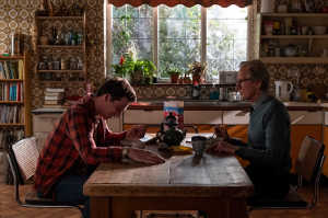 Jamie (Josh O'Connor) sentado junto a su padre, Edward (Bill Nighy)