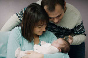 Mathilda (Anas Demoustier) junto a la recien nacida Gloria y su marido Nicolas (Robinson Stvenin)
