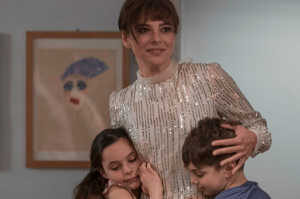 Annamaria (Jasmine Trinca) con sus hijos: Sandro (Edoardo Brandi ) y Martina (Sara Ciocca)