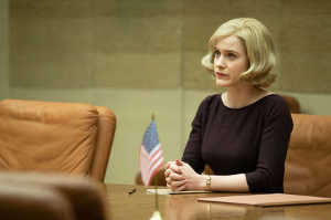 Emily Donovan (Rachel Brosnahan), la agente de la CIA que involucró a Greville Wynne a trabajar como espía