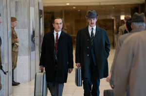 Oleg Penkovsky (Merab Ninidze) junto a Greville Wynne (Benedict Cumberbatch), convertido en espía británico