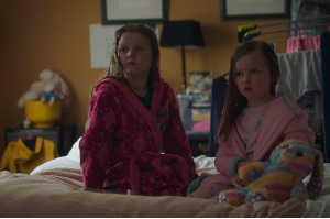 Molly (Molly McCann) junto a su hermana Emma (Ruby Rose O'Hara) con un peluche