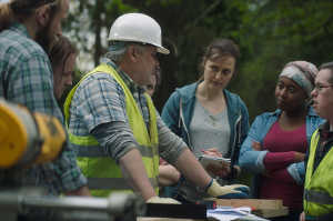 ASandra y el cosntructor Aido Deveney (Conleth Hill) en la obra de su casa futura construida con ayuda voluntaria