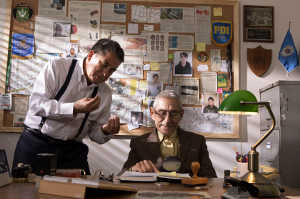 Sergio Chamy, agente secreto novel, junto a Romulo Aitken en la oficina de los espías