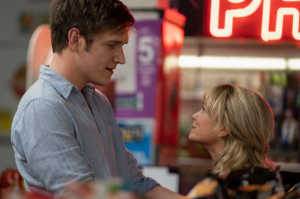 Ryan (Bo Burnham) junto a Cassie (Carey Mulligan) en un momento romántico
