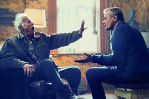 Willis, anciano, mantiene una conversación acalorada con su hijo John, adulto. Este es uno de los momentos clave de 'Falling'