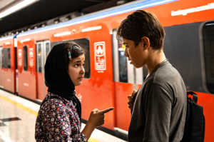 Zahra (Shamila Shirzad) junto a Ali (Roohollah Zamani) en el metro de Tehern, donde la nia vende flores