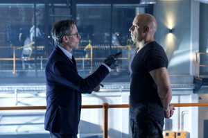 El doctor Emil Harting (Guy Pearce) frente a Ray Garrison (Vin Diesel) en el laboratorio RST