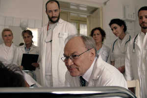 S doktor (Klaus Maria Brandauer) y su equipo antes de ser despedidos de su trabajo en un hospital hngaro