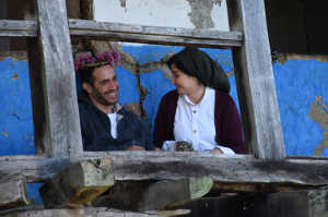 El soldado Javad (Mohammad Valizadegan) se reencuentra con su novia Nana (Mahtab Servati) en una casa cerca del Mar Caspio