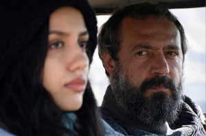 Los protagonistas de la cuarta historia del largometraje son el mdico Bahram (Mohammad Seddighimehr) y Darya (Baran Rasoulof), entre quienes se esconde una historia de ternura y dolor