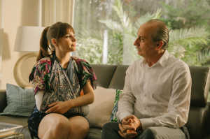Humberto charlando con Aldana (Andrea Duro)