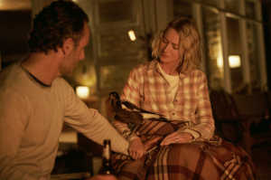 Una urraca ha entrado a formar parte de la familia Bloom. En pantalla aparecen Cameron Bloom (Andrew Lincoln) junto a su esposa, Sam Bloom (Naomi Watts)