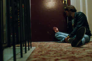 Nico (K. J. Apa) en la puerta de la casa donde vive Sara (Sofia Carson), su novia