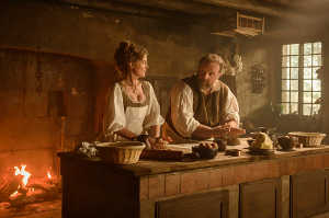 Manceron y Louise (Isabelle Carré) haciendo pan en su hogar convertido en posada-restaurante