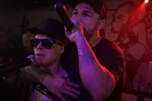 Aleixo cantando rap en un concierto junto a su amigo Isaac Real 'CHACA'