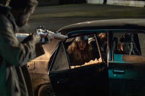 Mandrake (Daniel Gillies) apuntando con un arma a los hijos de Hoaggie (Erik Thomson) y Jill (Miriama McDowell)