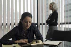 Teri Duncan (Shailene Woodley) en la oficina con su jefa, Nancy Hollander (Jodie Foster)