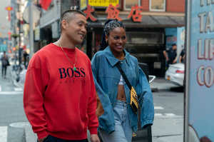 Alfred 'Boogie' Chin (Taylor Takahashi) junto a Eleanor (Taylour Paige)