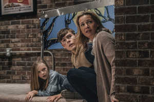 Becca Mansell (Connie Nielsen) junto a sus hijos: Blake (Gage Munroe) y Abby (Paisley Cadorath)