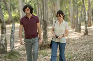 Antonio Prieto (Javier Rey) junto a Berta (Paz Vega) caminando hacia la casa alquilada por el escritor