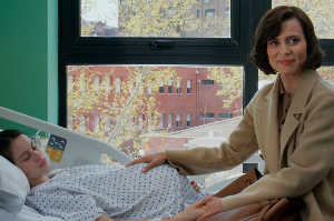 Ana (Milena Smit) y su madre, Teresa (Aitana Sánchez-Gijón), en el hospital