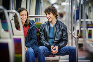 Alexandre Farel (Ben Attal) y Mila (Suzanne Jouannet) en el metro, slo amigos?