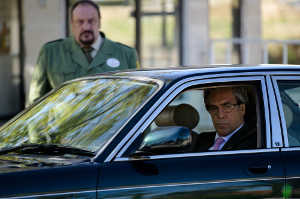 El jefe, en coche, y el vigilante jurado de su empresa (Fernando Albizu)