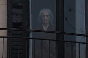 La abuela vigila el mundo a travs de una ventana en forma de visin fasntasmagrica
