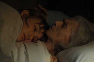 Susana (Almudena Amor) tumbada junto a su abuela