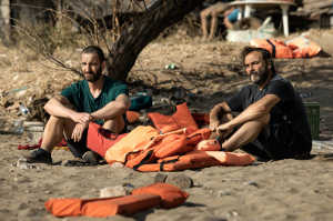 Gerard (Dani Rovira) y scar (Eduard Fernndez) junto a los chalecos naranjas de supervivientes