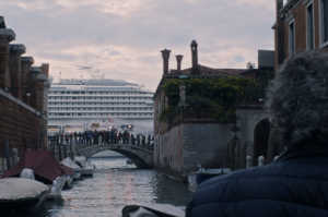 El trasatlntico de la compaa MSC a la hora de causar un accidente en el puerto veneciano
