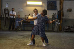 Tony Quentin (Franck Dubosc) ensayando bailes con Fanny Massamba (Marie-Philomne Nga) en el garaje donde l trabaja